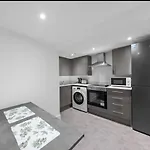 Canterbury City Guesthouse With All En-Suite Rooms And Hot-Tub